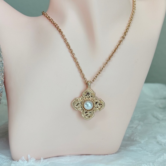 ⚜️ Elegant Gold Pendant Necklace - Picture 5 of 8